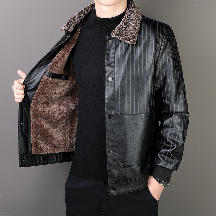 Herren Kunstleder-Blouson mit Sherpa-Kragen, wärmendem Teddyfutter und Nadelstreifen-Detail Echoarchiv