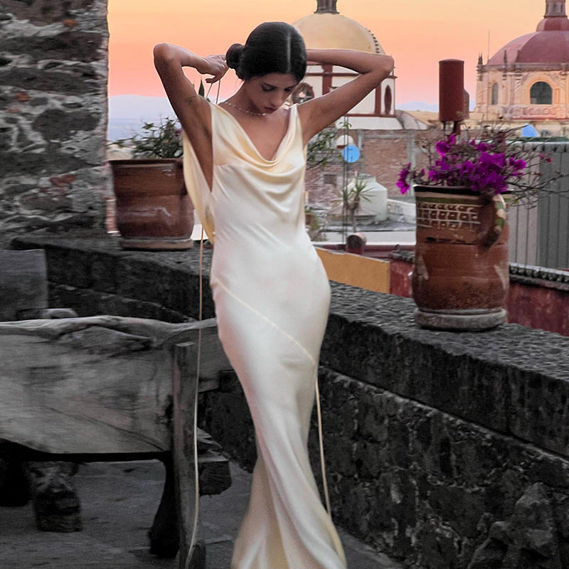 Damen Elegantes Satin-Maxikleid mit asymmetrischem Oberteil und fließendem Schnitt Echo Archiv