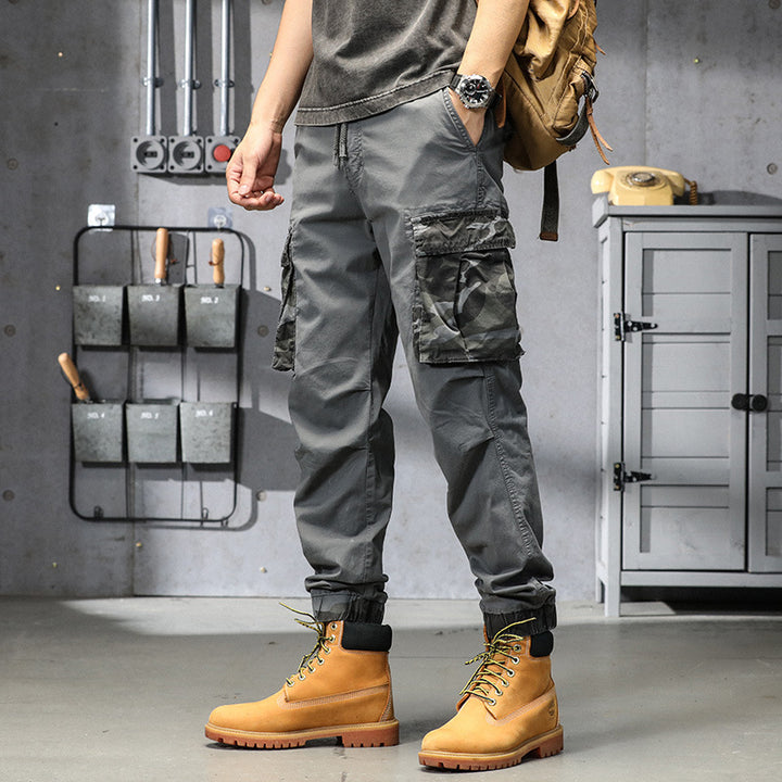 Herren Outdoor‑Cargohose im Joggerstil mit Camouflage‑Kontrast, ergonomischen Knieabnähern und elastischem Komfortbund Echo Archiv