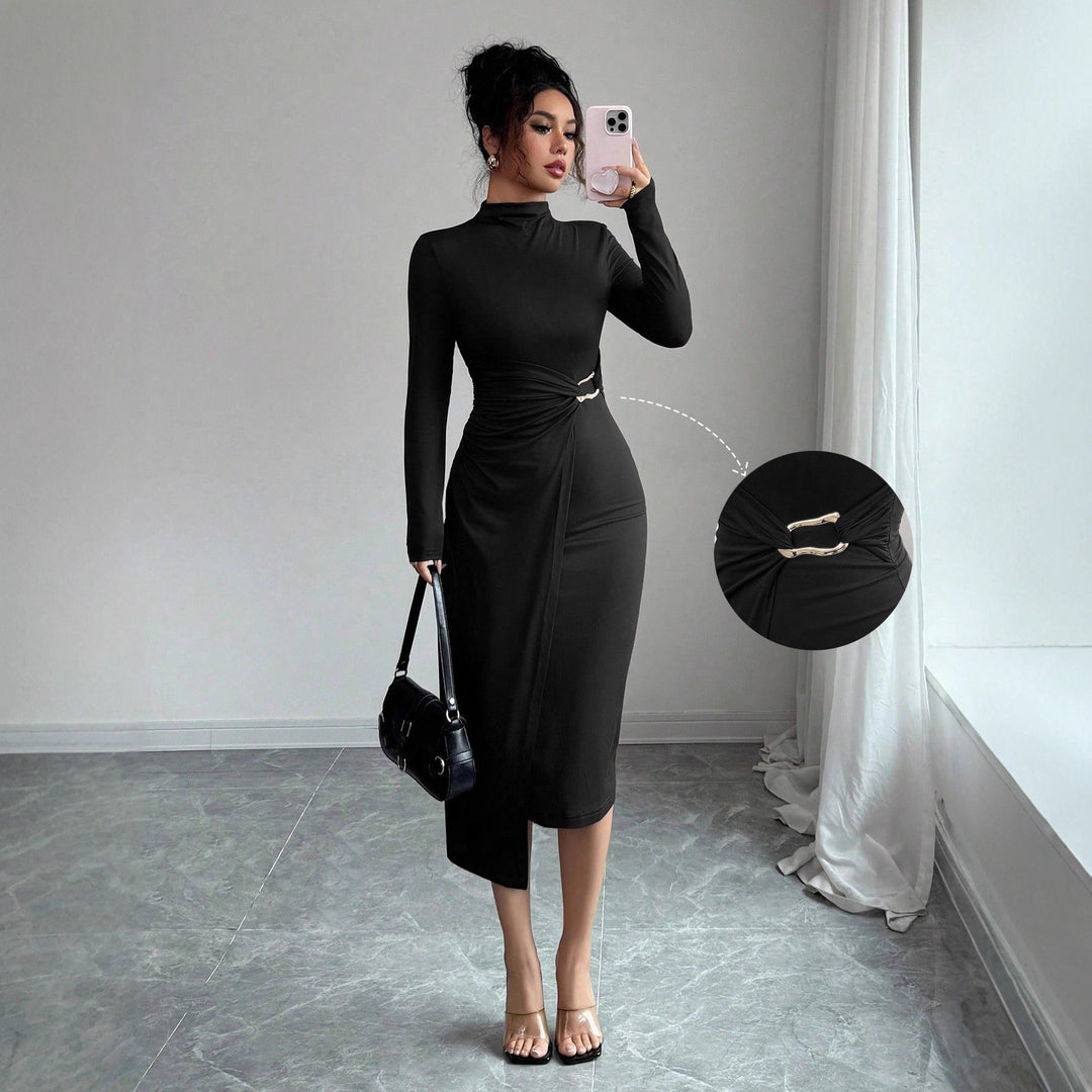 Damen nan figurbetontes Midikleid mit Stehkragen, Taillenraffung und asymmetrischem Saum Echo Archiv