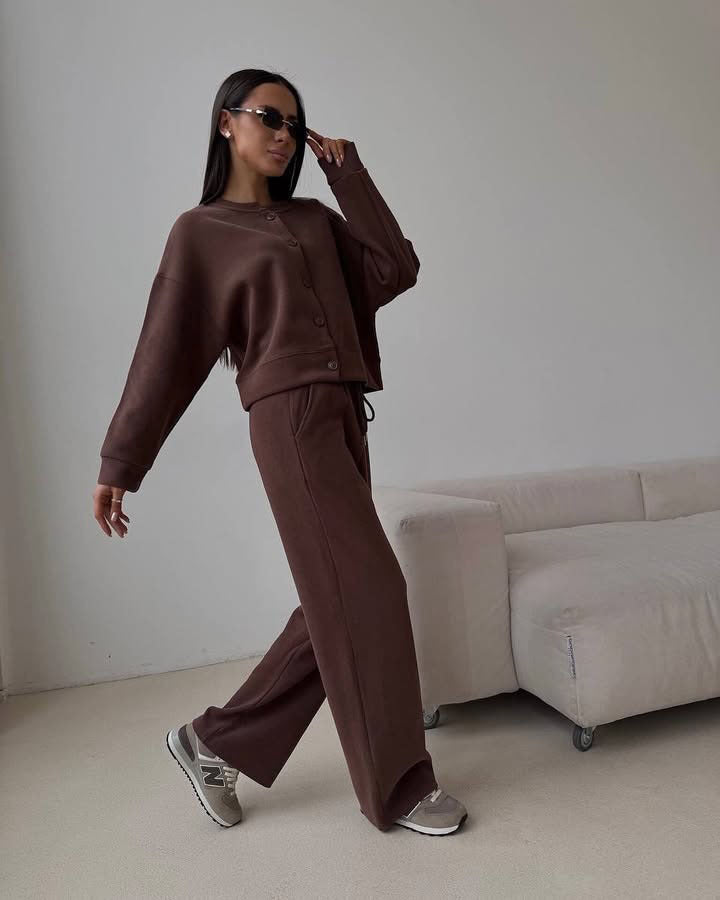 Damen Zweiteiliges Loungewear-Set aus Sweat mit geknöpfter Cropped-Jacke und weiter Kordelzughose – Avérine