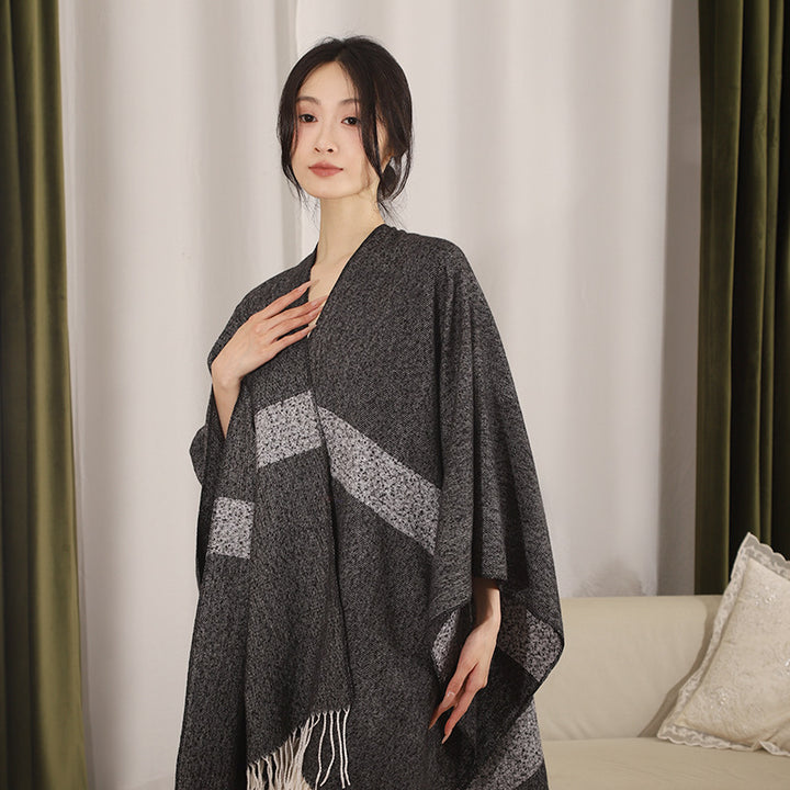 Damen Oversize-Capeponcho aus Wollmix mit diagonaler Kontrastkante und Fransen Echo Archiv