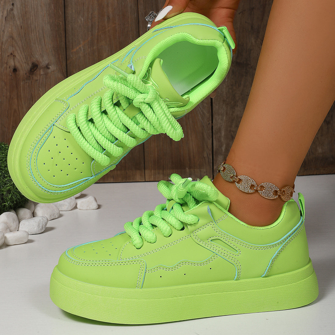 Damen Plateau-Sneaker mit dicker Laufsohle, übergroßen Schnürsenkeln und gepolstertem Knöchelbereich – Névara