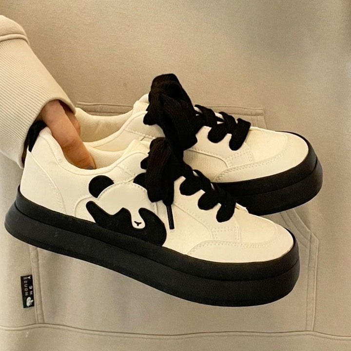 Damen Plateau-Sneaker mit auffälliger Tierapplikation und gepolstertem Komfortkragen – Névara