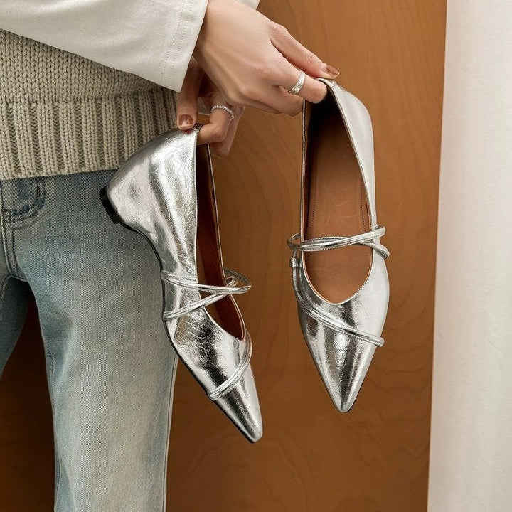 Damen spitz zulaufende Flats mit verstellbaren Riemen und glänzender Oberfläche Echoarchiv