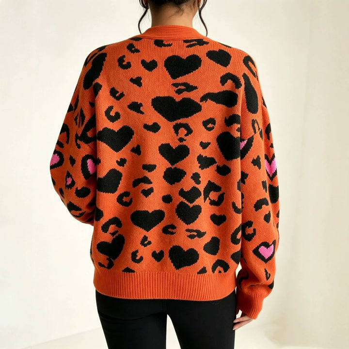 Damen Strickcardigan mit Herz‑Leopard-Jacquard, V‑Ausschnitt und großen Stoffknöpfen – Veloura