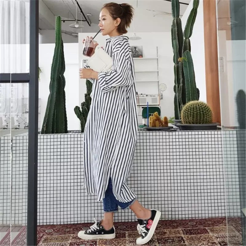 Damen Langes Gestreiftes Hemdmidaxi mit Stehkragen, Oversize‑Schnitt und tiefen Seitenschlitzen Echoarchiv