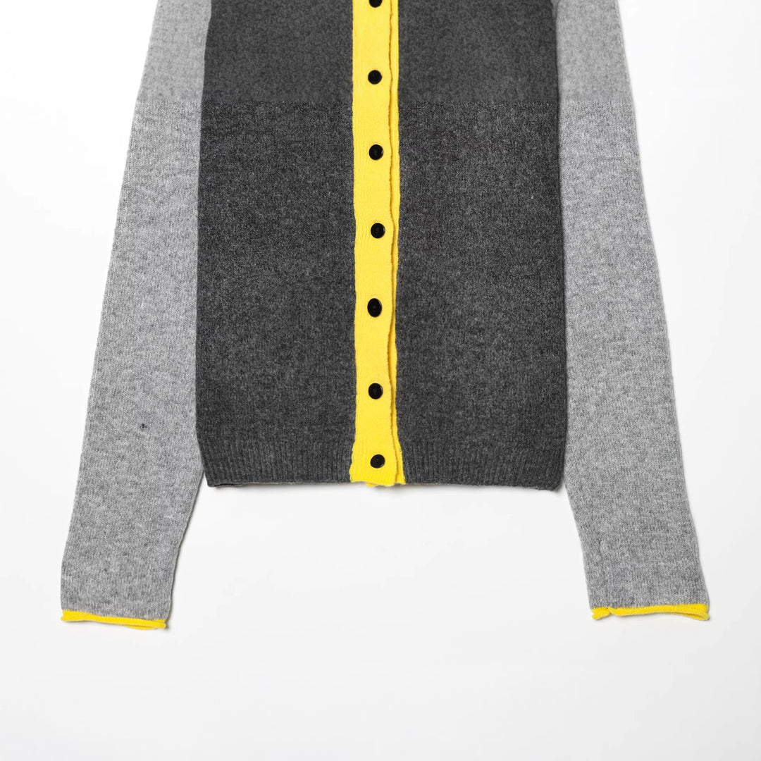Damen kurze zweifarbige Wollcardigan mit kontrastierter Knopfleiste geripptem Saum und Hornknöpfen – Veloura