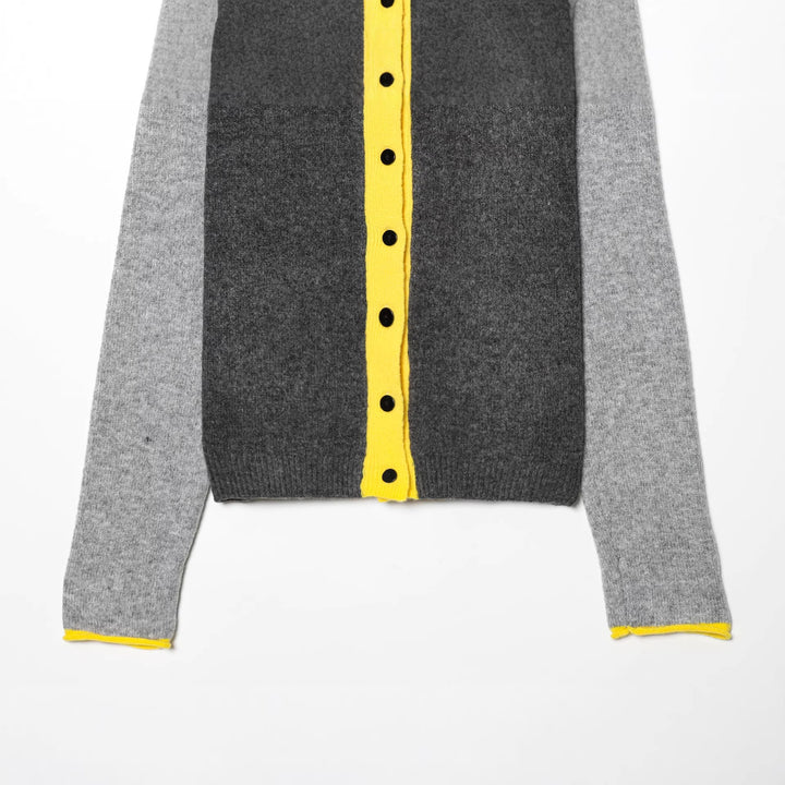 Damen kurze zweifarbige Wollcardigan mit kontrastierter Knopfleiste geripptem Saum und Hornknöpfen – Veloura