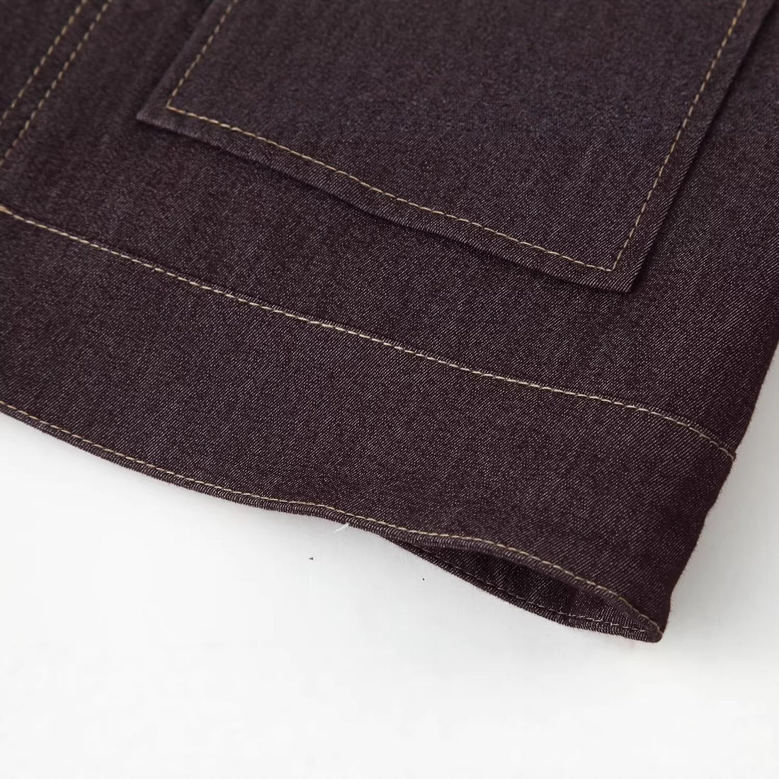 Damen Kurze Boxy-Jeansjacke mit durchgehendem Reißverschluss und aufgesetzten Klappentaschen Echoarchiv