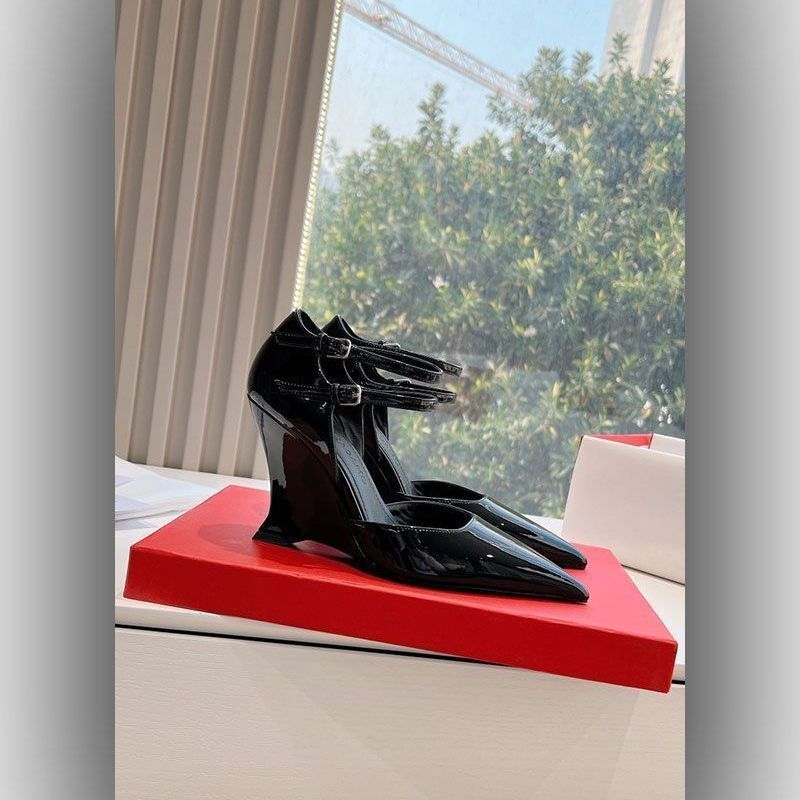 Damen Spitz zulaufende Lack-Wedges mit skulptiertem Keilabsatz und doppeltem Knöchelriemen – Lioré
