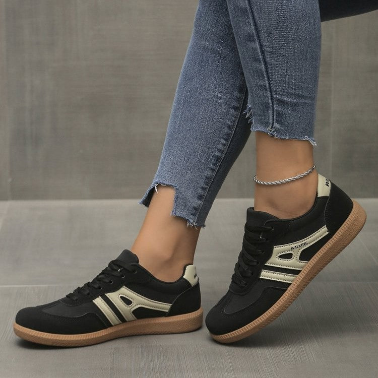 Damen Casual-Sneaker im Retro-Look aus Wildlederimitat mit kontrastierenden Zierstreifen und dämpfender Gummisohle – Névara