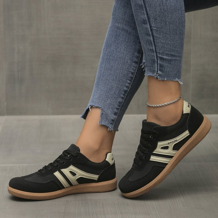 Damen Casual-Sneaker im Retro-Look aus Wildlederimitat mit kontrastierenden Zierstreifen und dämpfender Gummisohle – Névara