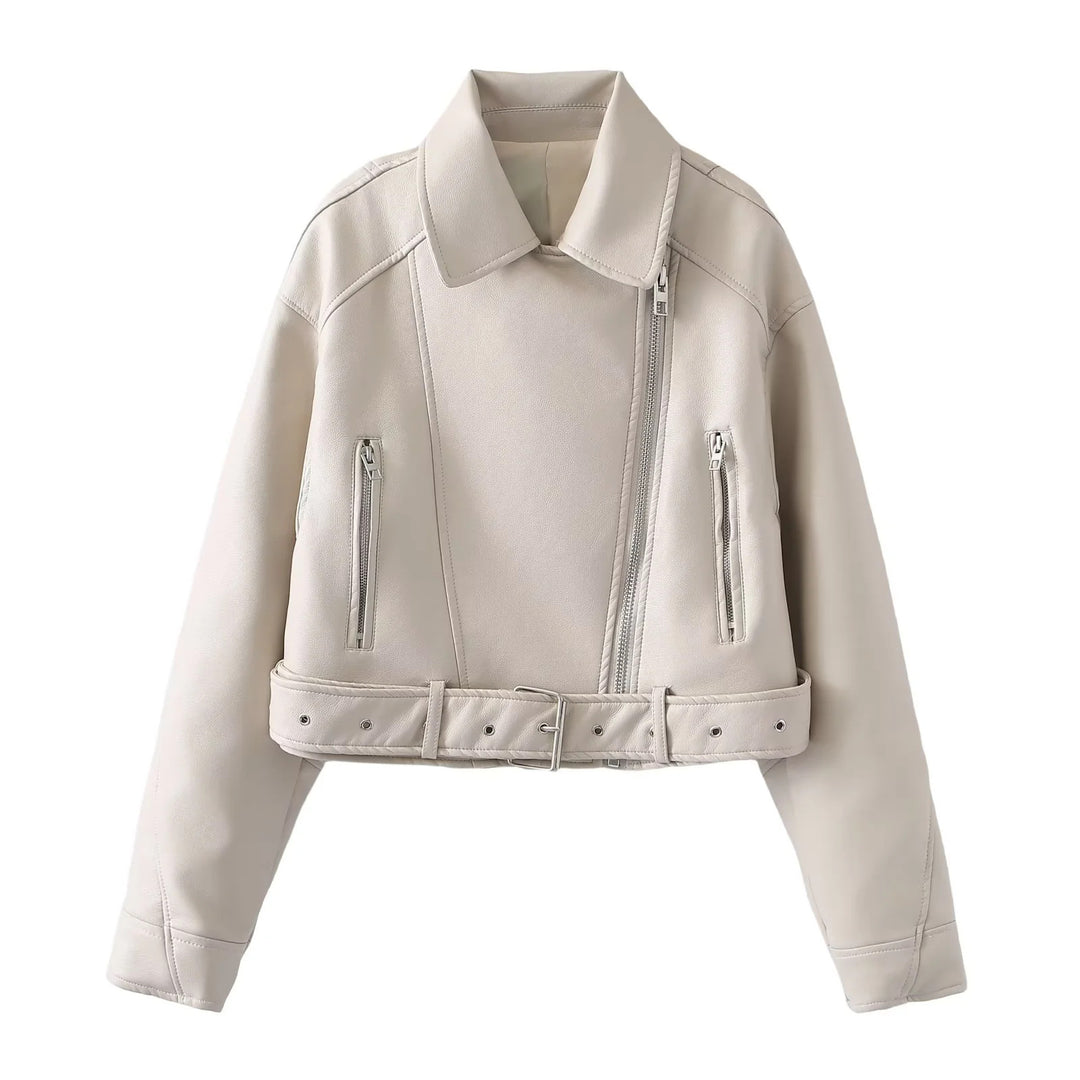 Damen kurzer Bikerjacke aus veganem Lederimitat mit asymmetrischem Reißverschluss, Taillengürtel und Schulterklappen – Célinea