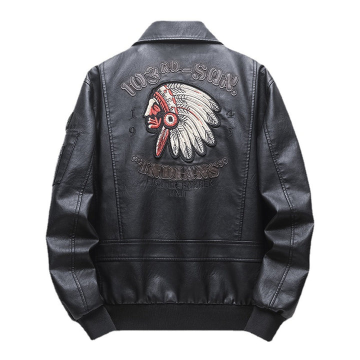Herren Piloten‑Bomberjacke aus Kunstleder mit gestickten Patches und Rippbündchen Echoarchiv