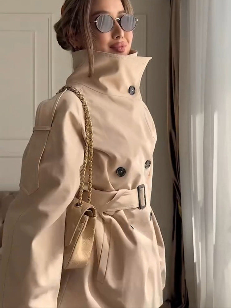 Damen Kurzer Boxy-Trenchcoat mit hohem Stehkragen, doppelreihiger Front & Taillengürtel Echoarchiv