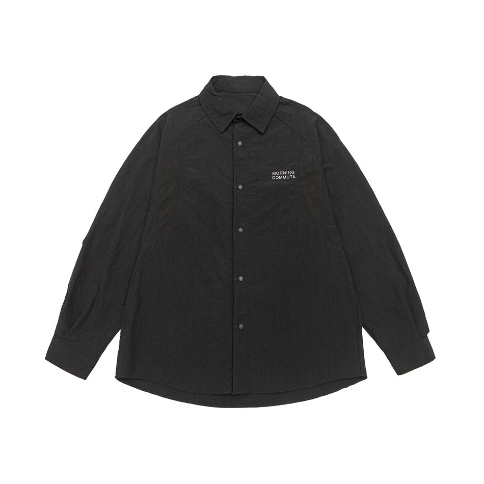 Unisex Lockeres Coach-Shirtjacke mit Kentkragen, Druckknopfleiste und minimalem Brustprint Echoarchiv