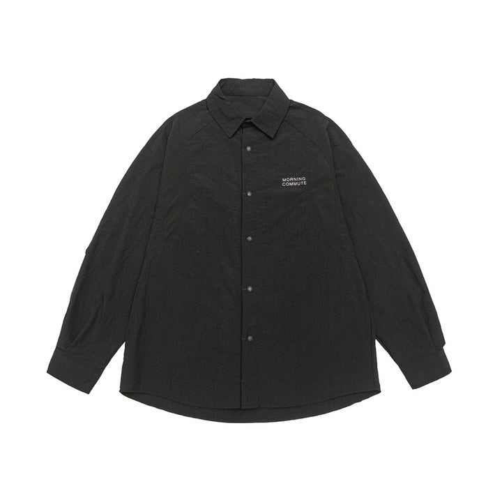 Unisex Lockeres Coach-Shirtjacke mit Kentkragen, Druckknopfleiste und minimalem Brustprint Echoarchiv