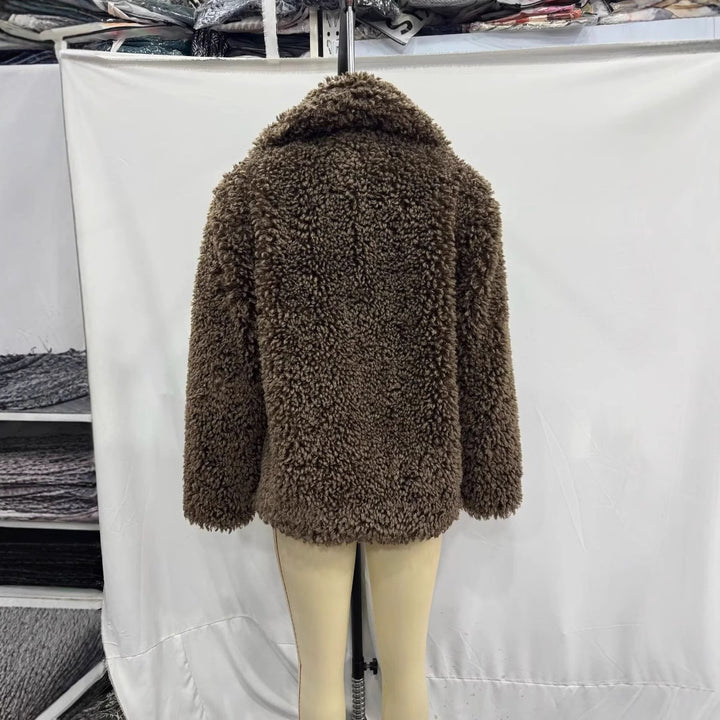 Damen Teddyfell-Manteljacke mit großem Schalkragen, wärmender Wattierung und verdeckter Verschluss – Célinea