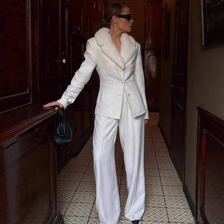 Damen Taillierter Blazer mit Webpelz‑Schalkragen & weite Bundfaltenhose Echoarchiv