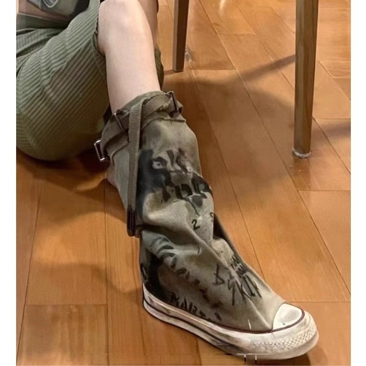 Damen Slouchy Canvas-High-Top Sneaker-Stiefel mit Gurt und Graffiti-Print Echo Archiv