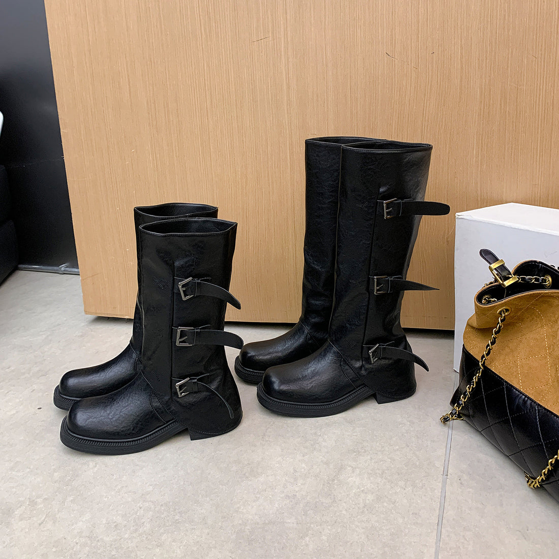 Damen Wadenhohe Stiefel mit dreifacher Gürtelschnalle und profilierter Plateausohle Echo Archiv