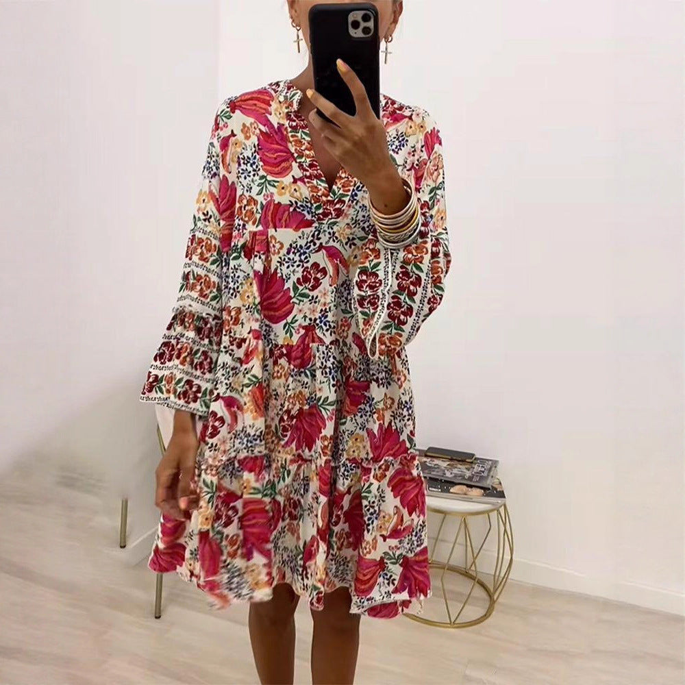 Damen nan verspieltes Tunika-Stufenkleid mit tiefem V-Ausschnitt, geraffter Brustpartie, Volantstufen und ornamentaler Stickbordüre Echo Archiv