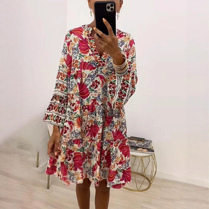 Damen nan verspieltes Tunika-Stufenkleid mit tiefem V-Ausschnitt, geraffter Brustpartie, Volantstufen und ornamentaler Stickbordüre Echo Archiv