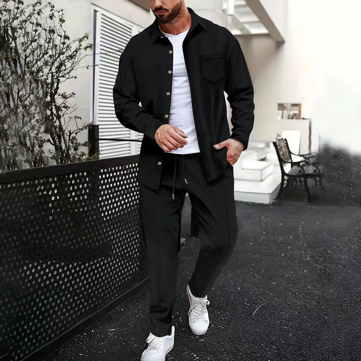 Herren elegantes Freizeit-Set mit strukturiertem Hemd und bequemen Jogginghosen Echoarchiv