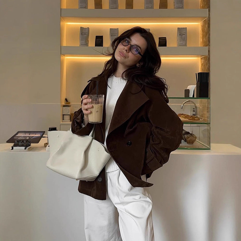 Damen Kurztrench aus Veloursleder-Optik mit weitem Revers und boxy Silhouette Echoarchiv