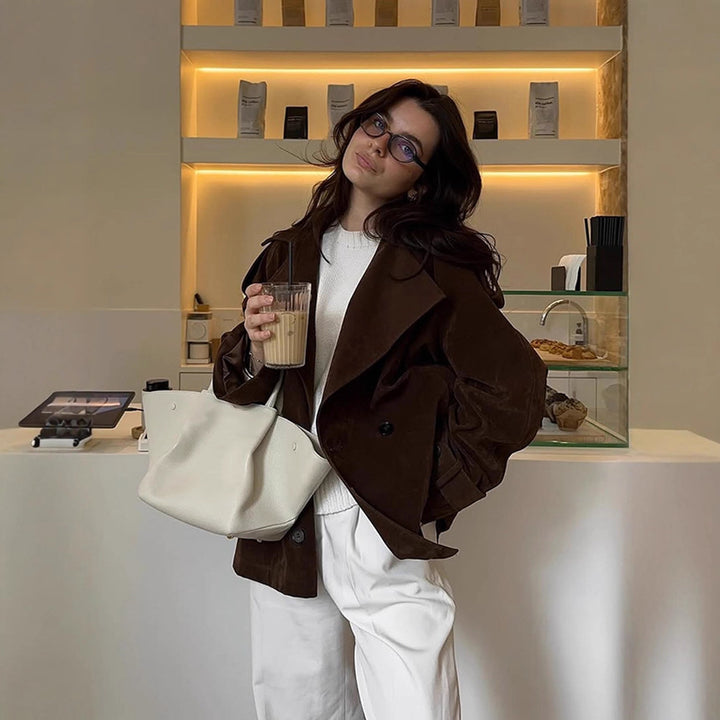 Damen Kurztrench aus Veloursleder-Optik mit weitem Revers und boxy Silhouette Echoarchiv