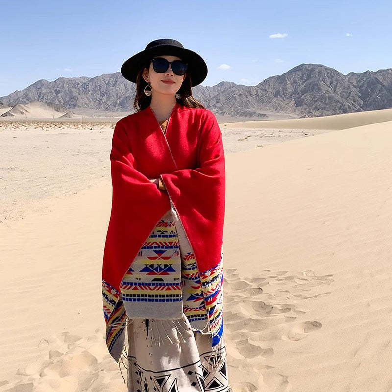 Damen Oversize-Wendepancho aus Wollmix mit Ethno-Jacquard und Fransensaum – Célinea
