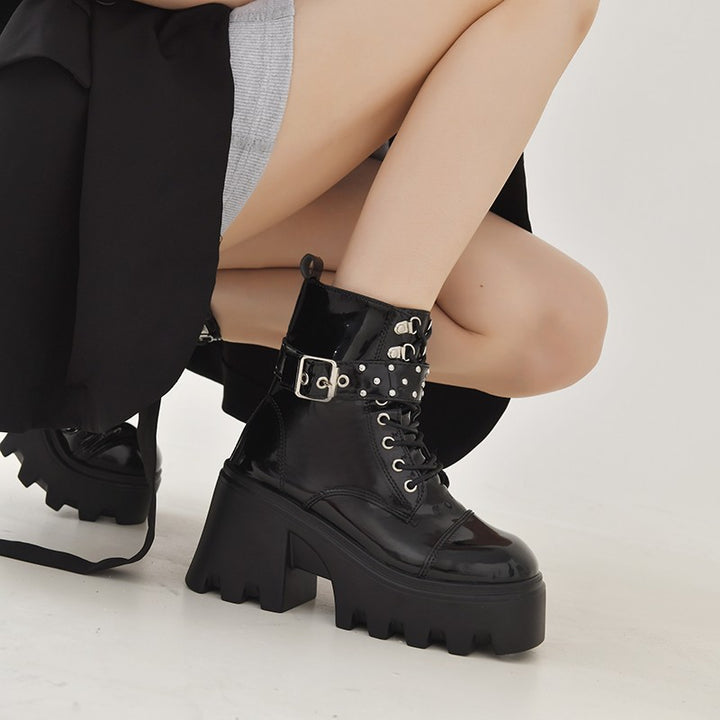 Damen Plateau-Combat-Boots mit Nieten- und Schnallenriemen, hochgeschnittener Schnürung und profilierter Wellenlaufsohle Echo Archiv