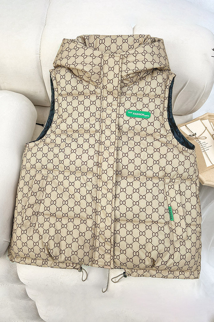Damen gesteppte Kapuzenweste mit Allover‑Logoprint, wattierter Isolierung, verstellbarem Saum und verdeckten Reißverschlusstaschen – Avérine