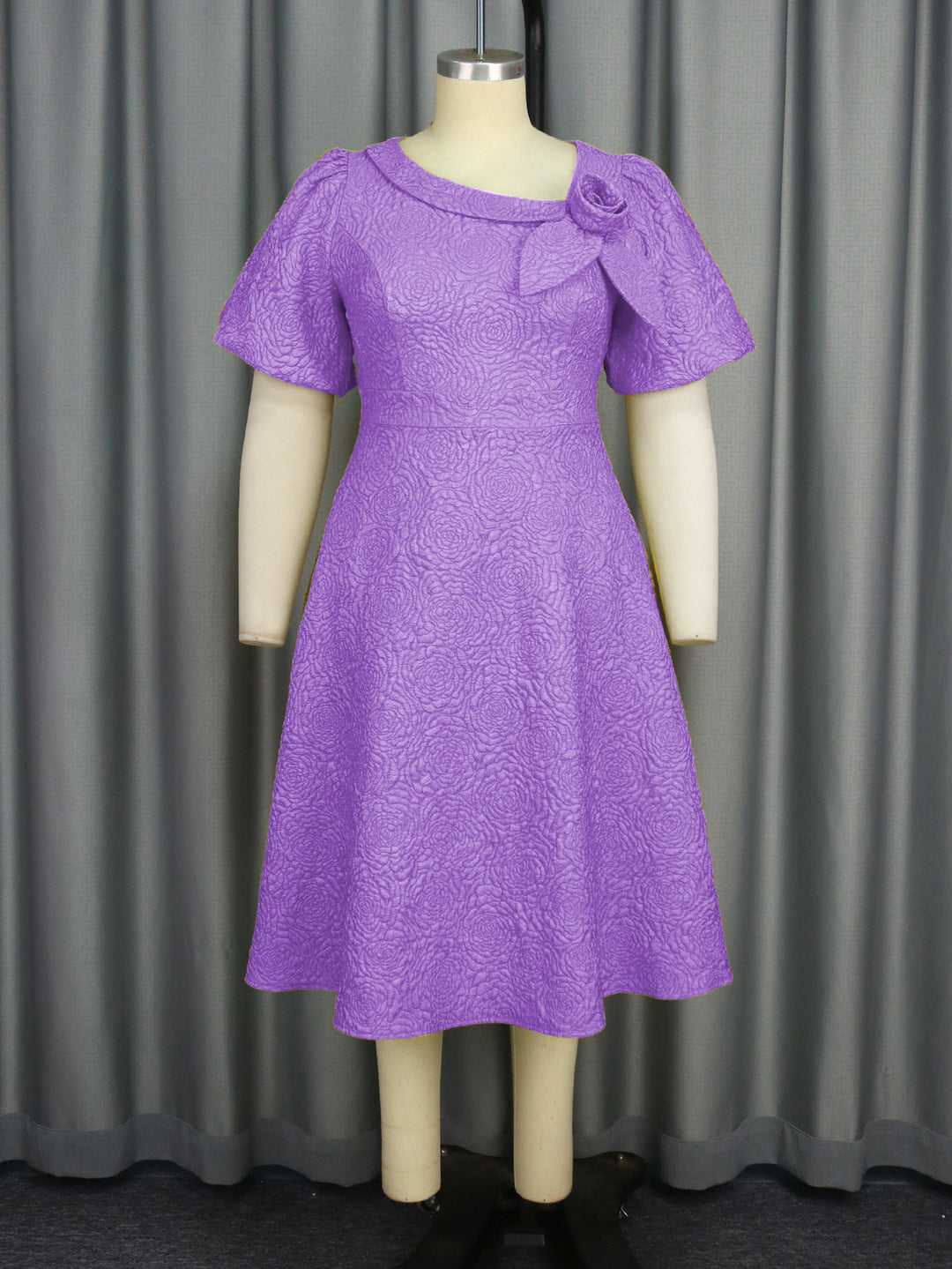 Damen Kleid mit elegantem Blumendruck und dekorativer Schleifenverzierung Echo Archiv