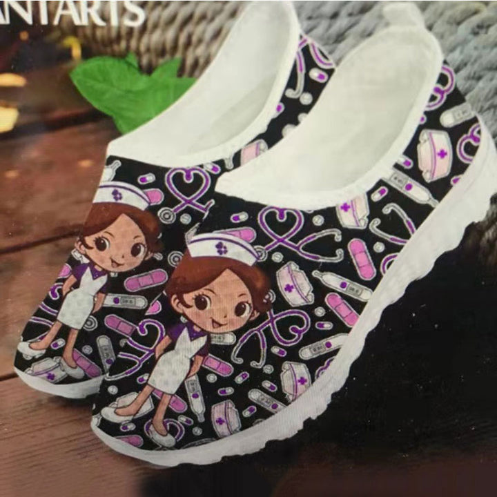 Damen Verspielte Slip-On Sneakers mit medizinischem Cartoon-Print, atmungsaktivem Mesh und gepolsterter Memory-Sohle – Névara