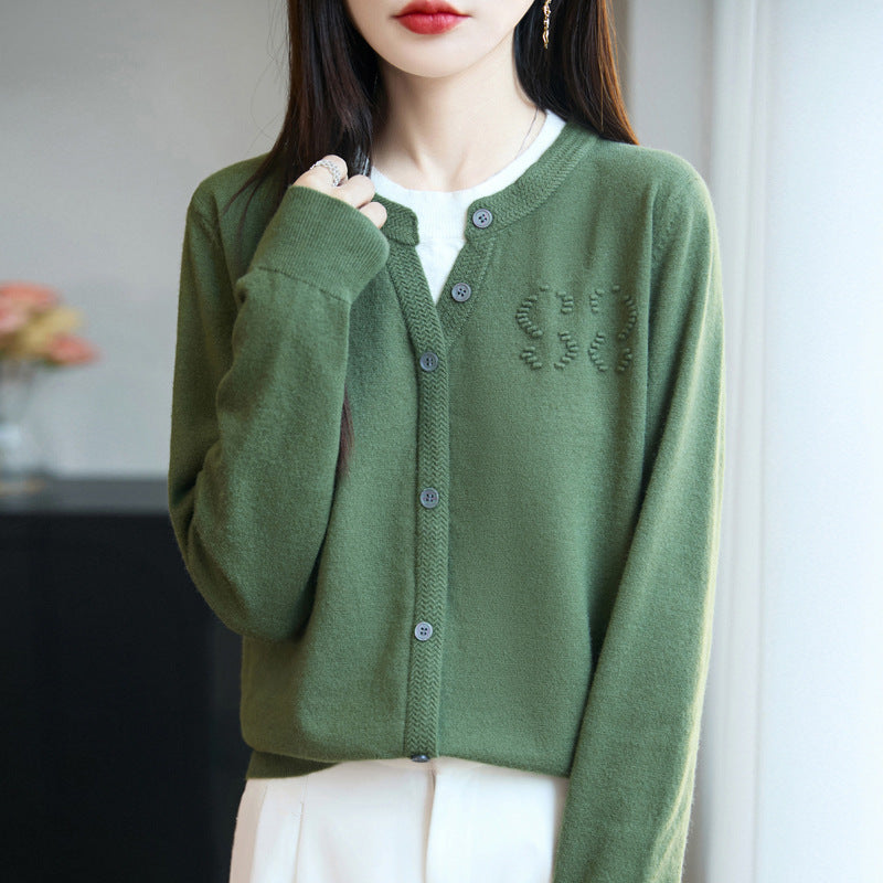 Damen Kurzer Feinstrick-Cardigan mit V‑Schlitzkragen, Rippenblende und dezentem Struktur‑Logo Echoarchiv