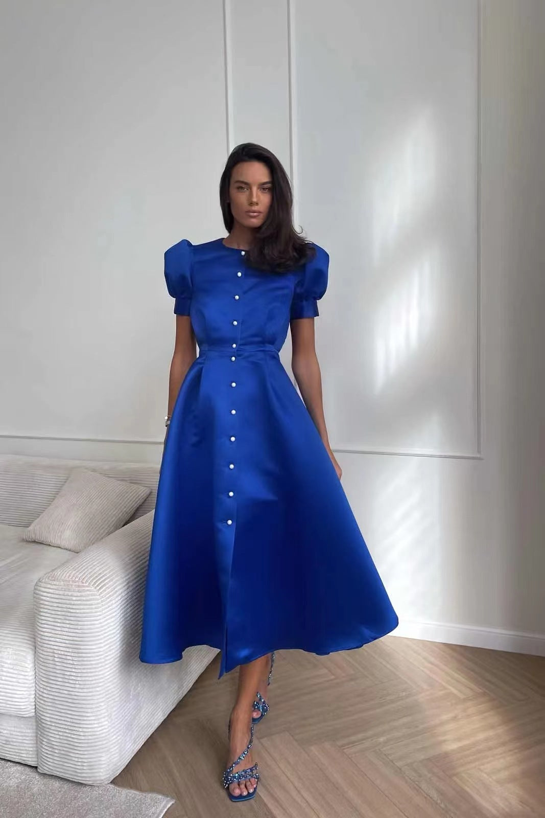 Damen Midi-Kleid mit Puffärmeln und schimmerndem Satin-Finish Echo Archiv