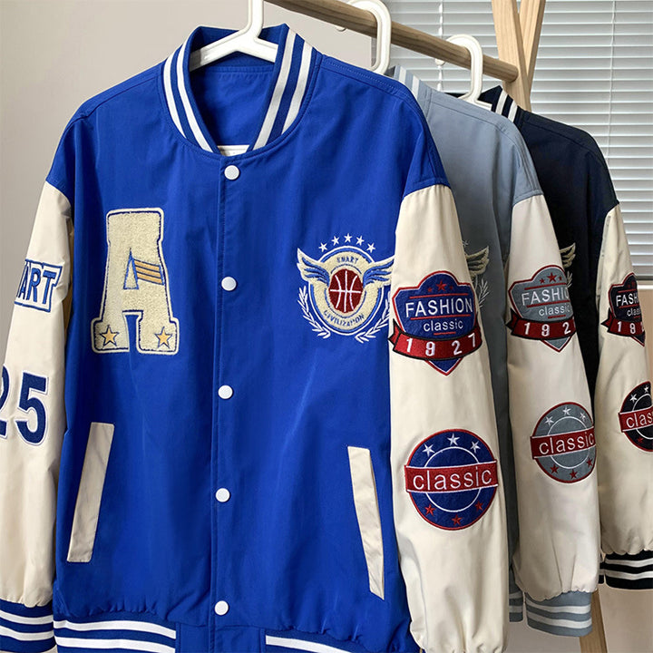 Herren sportliche Collegejacke mit gestickten Applikationen und atmungsaktivem Material Echoarchiv