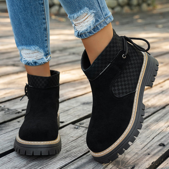 Damen kurze Wildleder-Stiefelette mit robuster Profilsohle und gepolstertem Schaft – Varelle