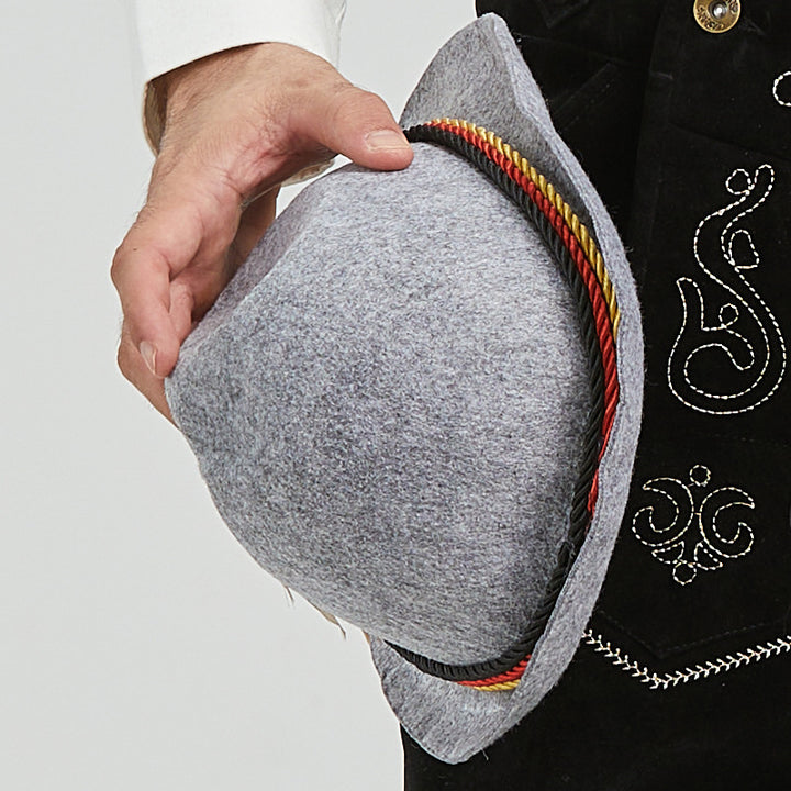 Herren nan traditionelle kurze Trachtenlederhose mit aufwendiger Stickerei und verstellbaren Trägern Echo Archiv