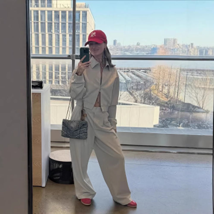 Damen Kurzjacke mit Stehkragen und weiten Bundfaltenhose Set Echoarchiv