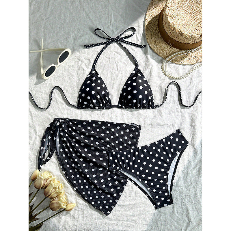 Damen Triangel-Bikini mit verspieltem Polka-Dots-Muster und ergänzt durch einen eleganten Wickelrock Echo Archiv