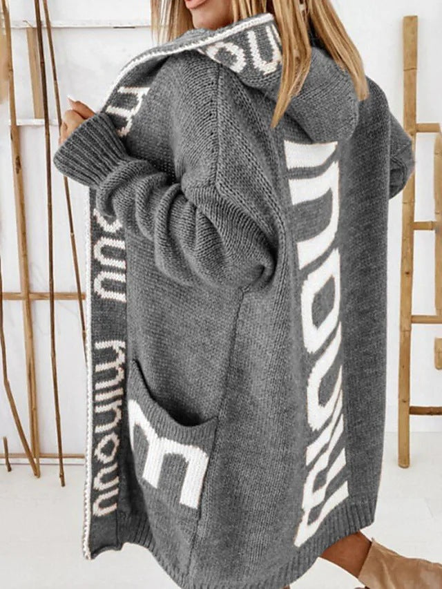 Damen Oversize Strickmantel mit Kapuze, Jacquard-Logo und Eingrifftaschen Drune