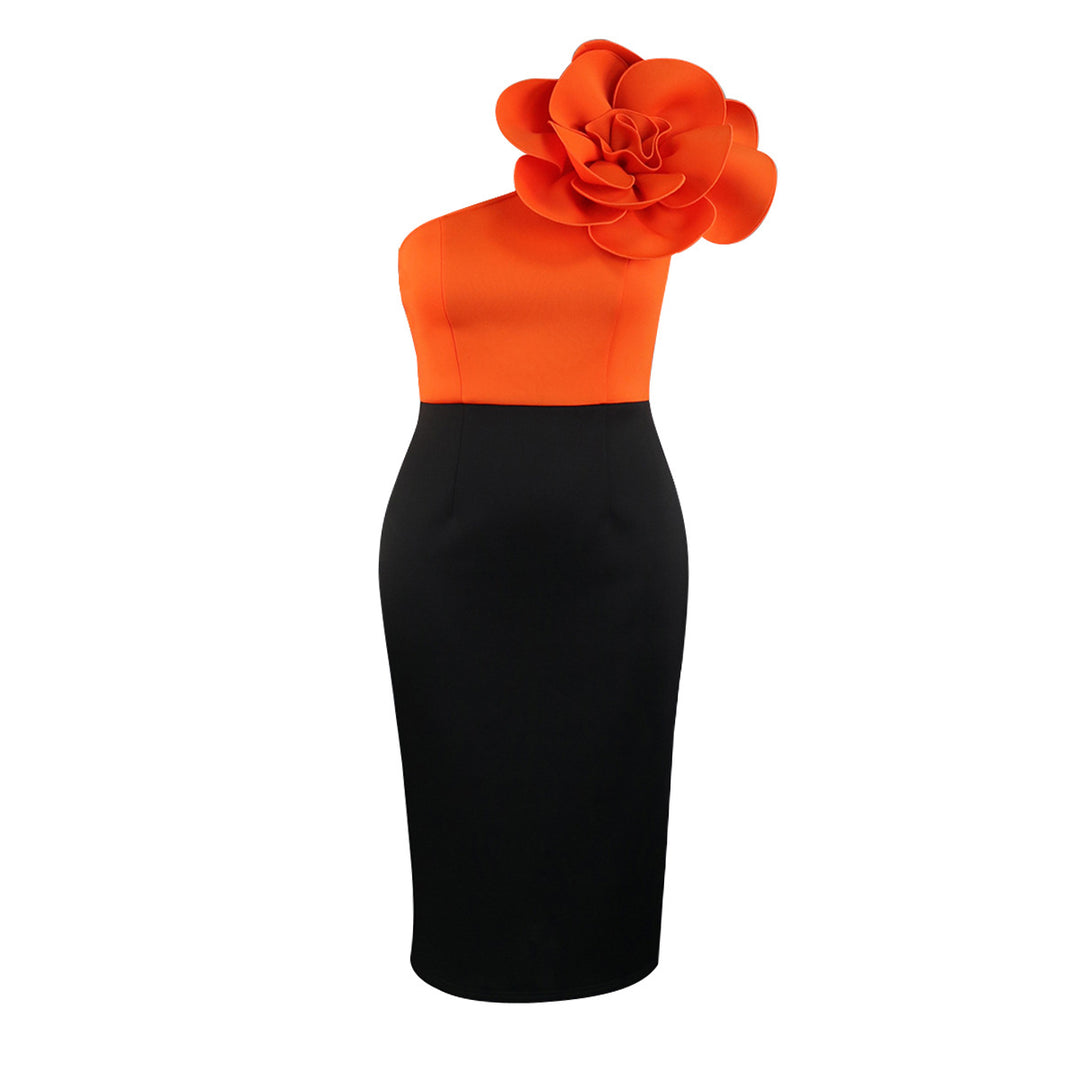 Damen figurbetontes Kleid mit asymmetrischem Blumenakzent Echo Archiv