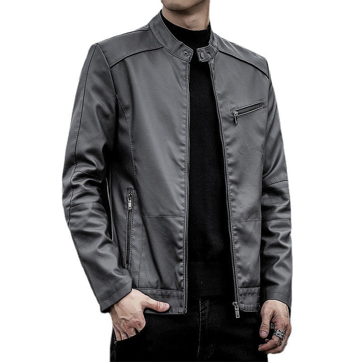 Herren Slim-Fit Kunstleder-Motojacke mit Stehkragen und Reißverschlussdetails Echoarchiv