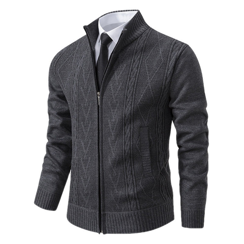 Herren Strickjacke mit modernem Zopfmuster und hochgeschlossenem Kragen Echoarchiv