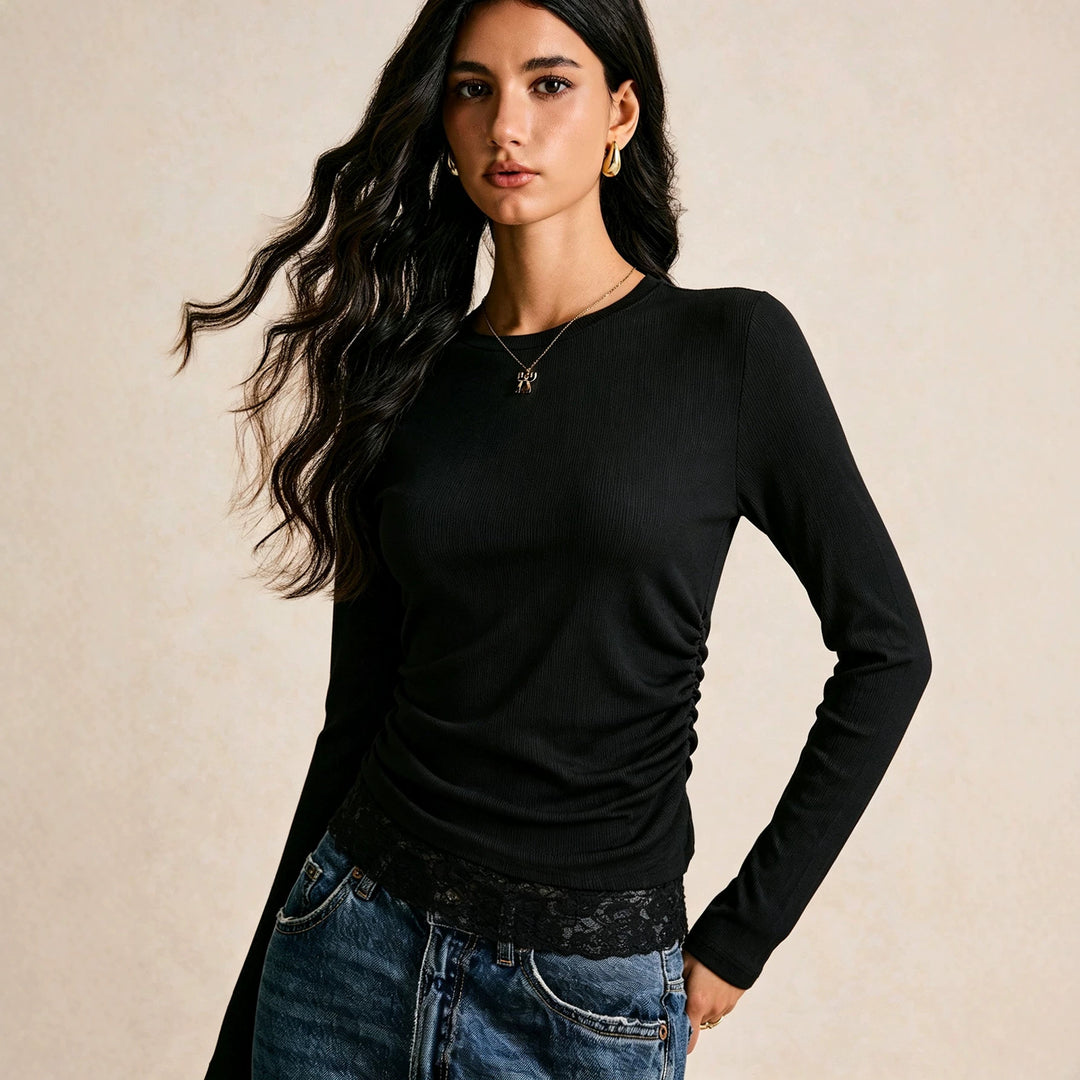 Damen figurbetontes geripptes Langarmshirt mit seitlicher Raffung und Spitzen-Saum – Avérine