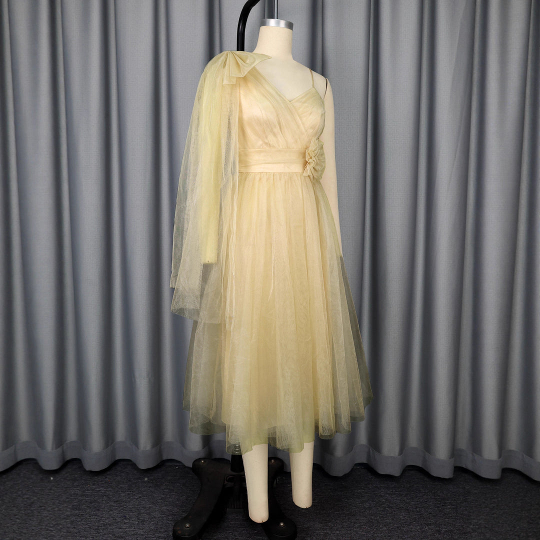 Damen glamouröses Cocktailkleid mit voluminösem Überwurf und floralen Akzenten Echo Archiv