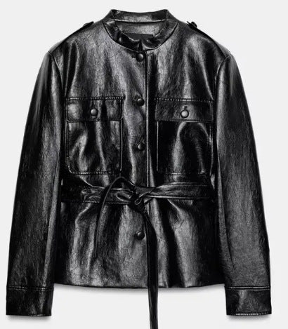 Damen Taillierte Wildlederjacke im Military‑Look mit Stehkragen, aufgesetzten Pattentaschen und verdeckter Knopfleiste Echo Archiv